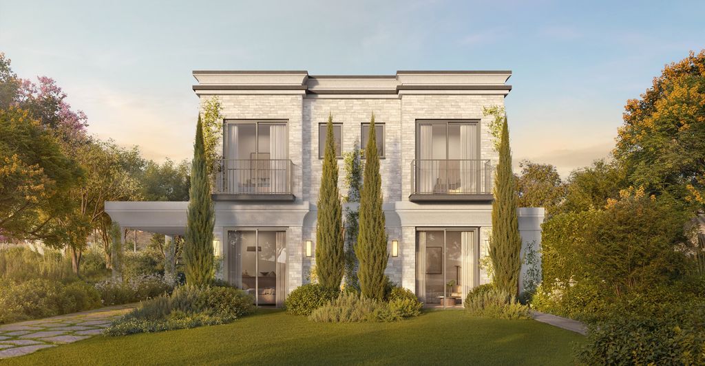 Fachada de uma casa do Villa Riviera entre ciprestes, com varandas nos dois pavimentos e jardim maduro