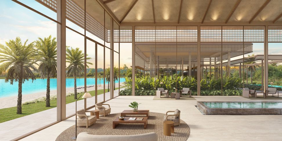 Lounge coberto com sofás, aberto para a piscina e a lagoa
