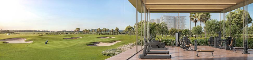 Academia envidraçada com esteiras, aberta para o campo de golfe