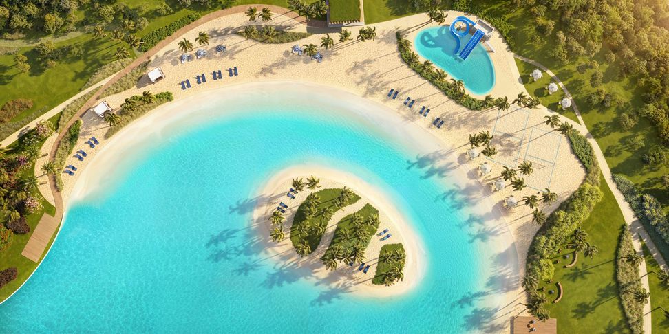 Vista aérea da lagoa, com a praia de areia branca, as ilhas de descanso, o deck e a piscina infantil junto à orla