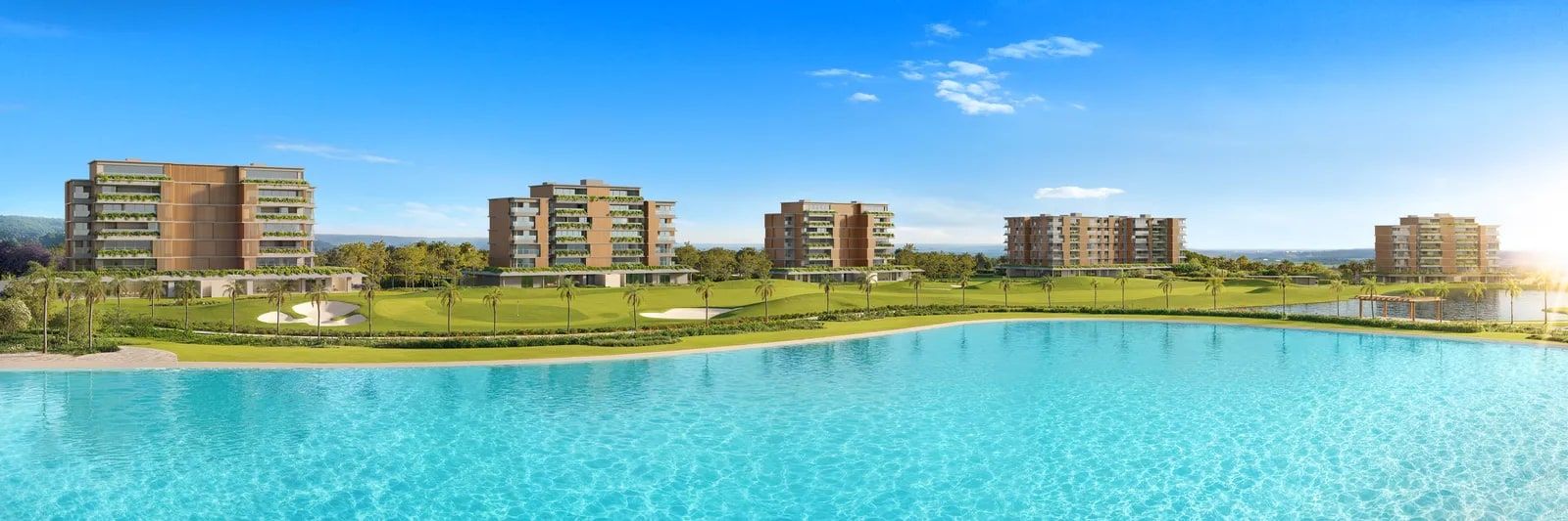 Edifícios baixos do Vista Riviera alinhados sobre a lagoa artificial, com o campo de golf ao fundo