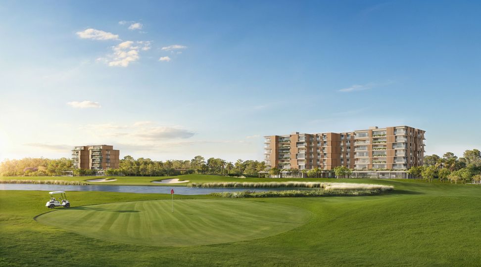 Fairway do campo de golfe ao entardecer, com os edifícios do Vista Riviera ao fundo
