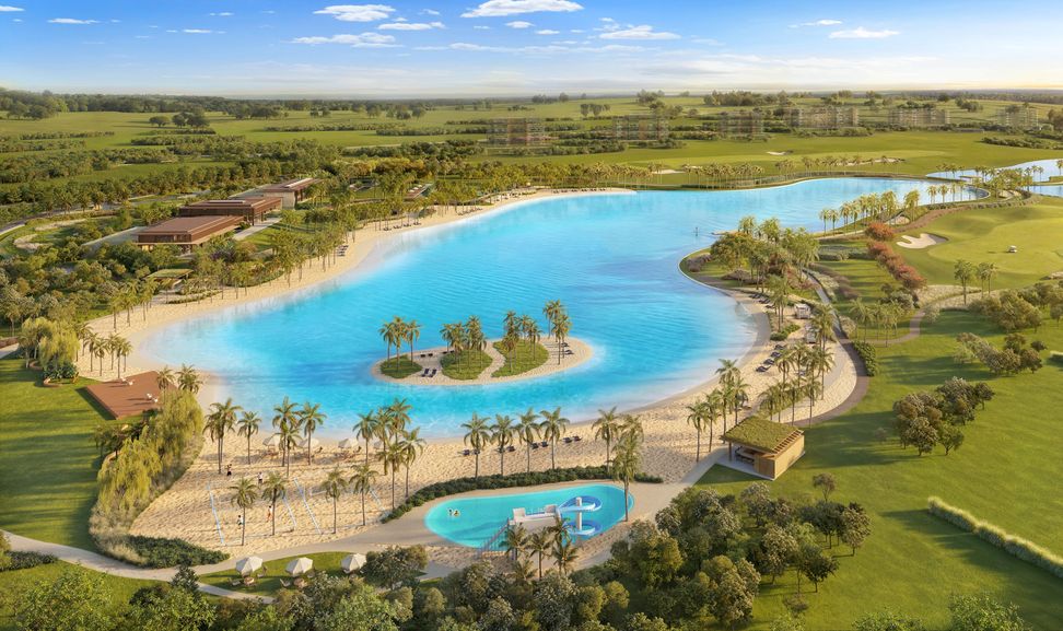 Vista aérea da lagoa entre o campo de golfe e as áreas de lazer, com as ilhas e a orla de areia