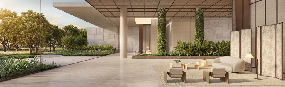 Pátio interno do spa com jardim vertical, espreguiçadeiras e pé-direito alto